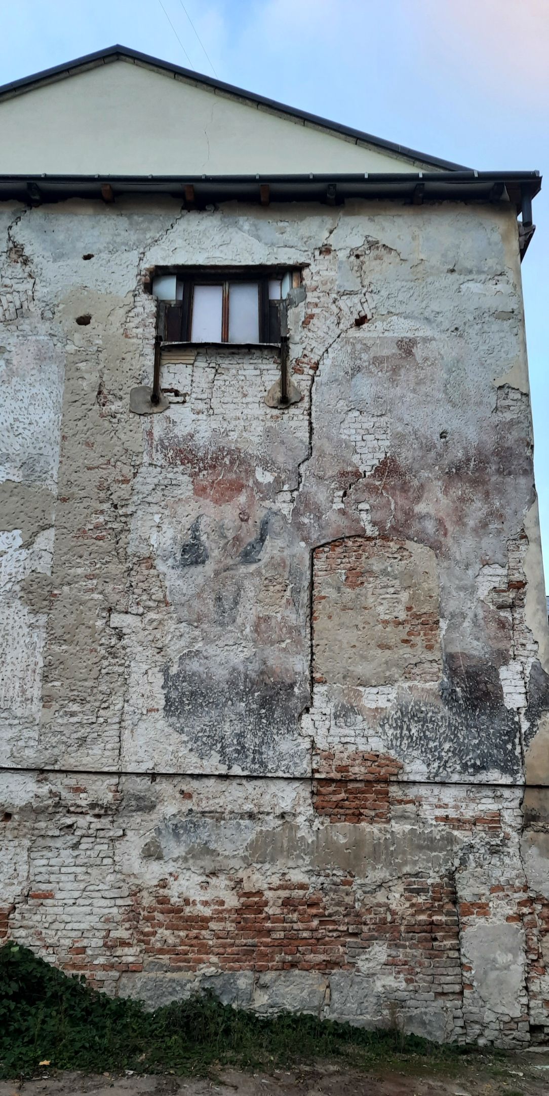 Залишки розписів костелу на стіні (фото ZAXID.NET)