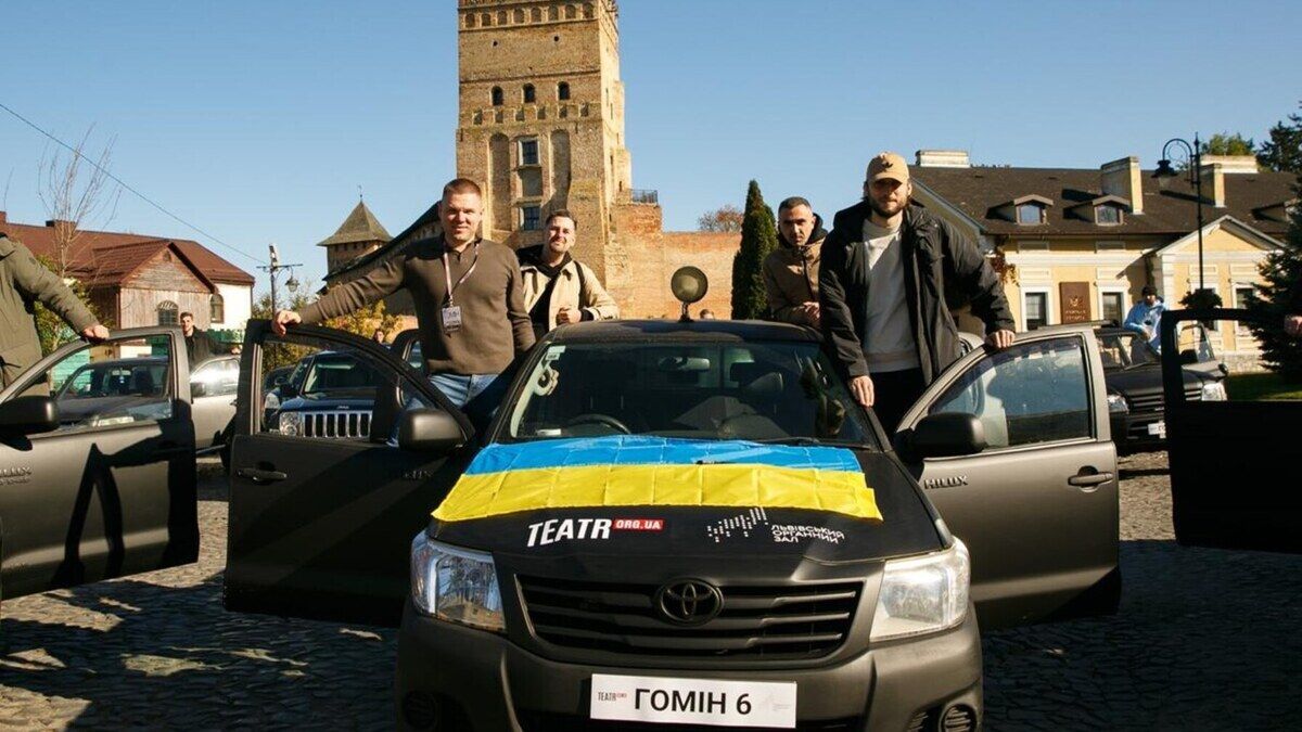Муніципальний хор «Гомін» з партнерами передав 25 пікапів для ЗСУ