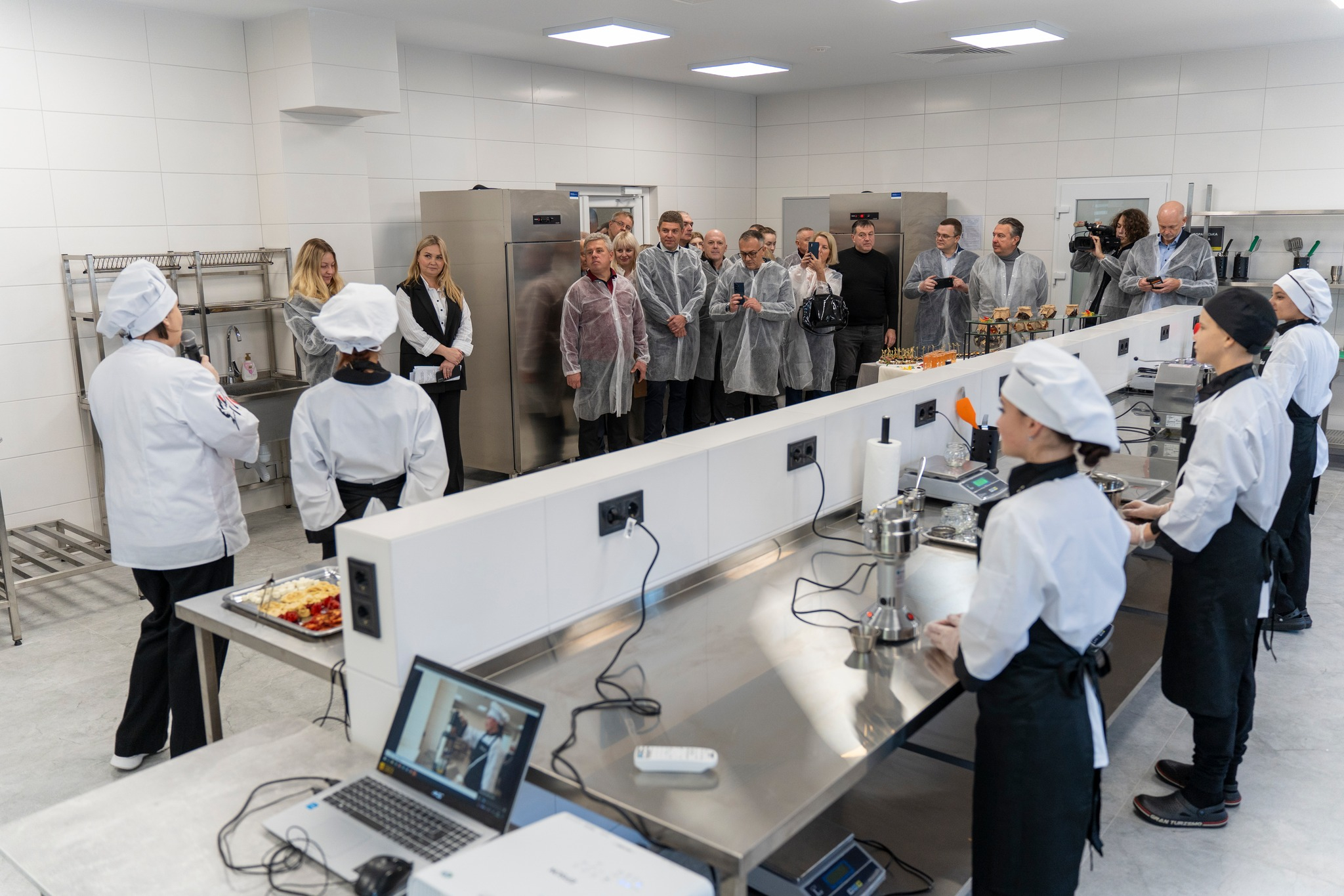 У Рівному завершили модернізацію фахового коледжу ресторанного і готельного бізнесу (фото Оксена Лісового)