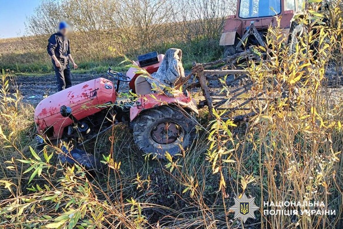 Житель Хмельниччини перекинувся на мінітракторі у канаву та загинув