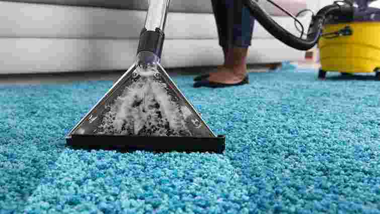 Знадобиться лише сода: як повернути килиму свіжість і мʼякість лише за одну ніч