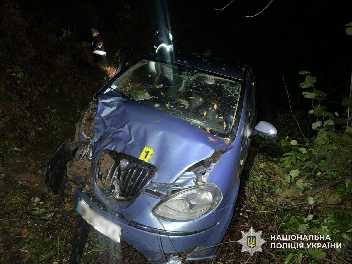 На Закарпатті водій Lancia перекинувся у прірву і загинув  