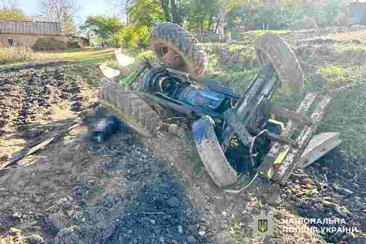 У полі на Рівненщині пенсіонер перекинувся на тракторі та загинув