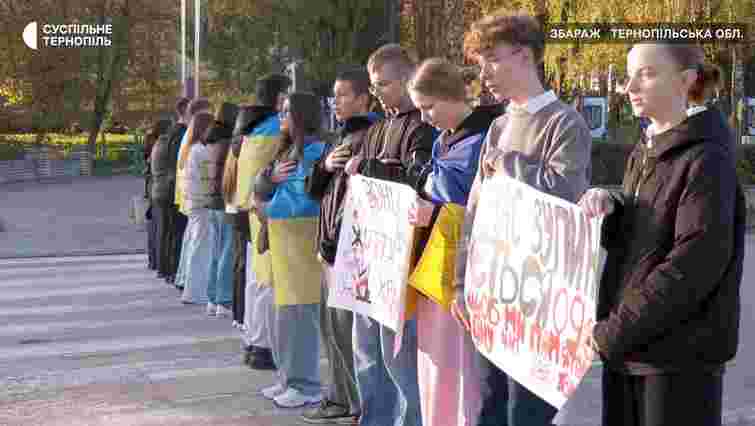 На Тернопільщині учні щоранку зупиняють рух транспорту під час хвилини мовчання
