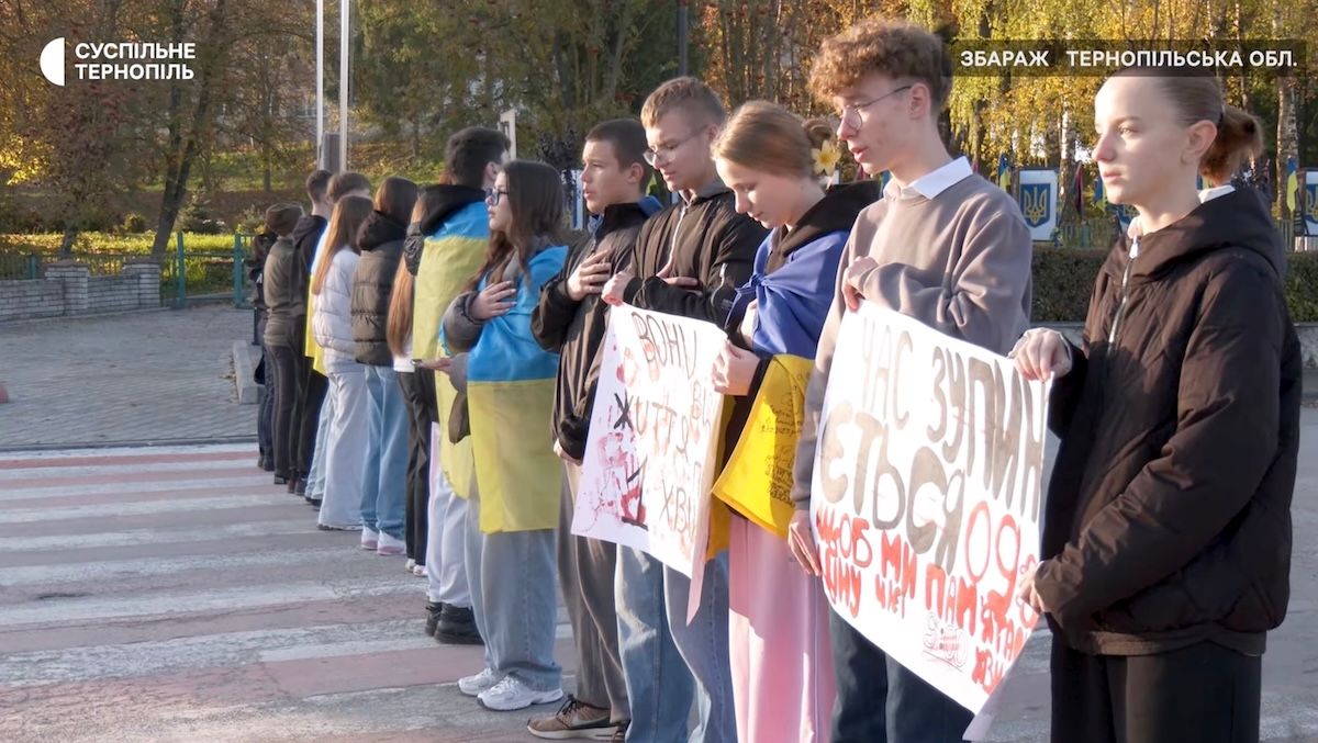 На Тернопільщині учні щоранку зупиняють рух транспорту під час хвилини мовчання