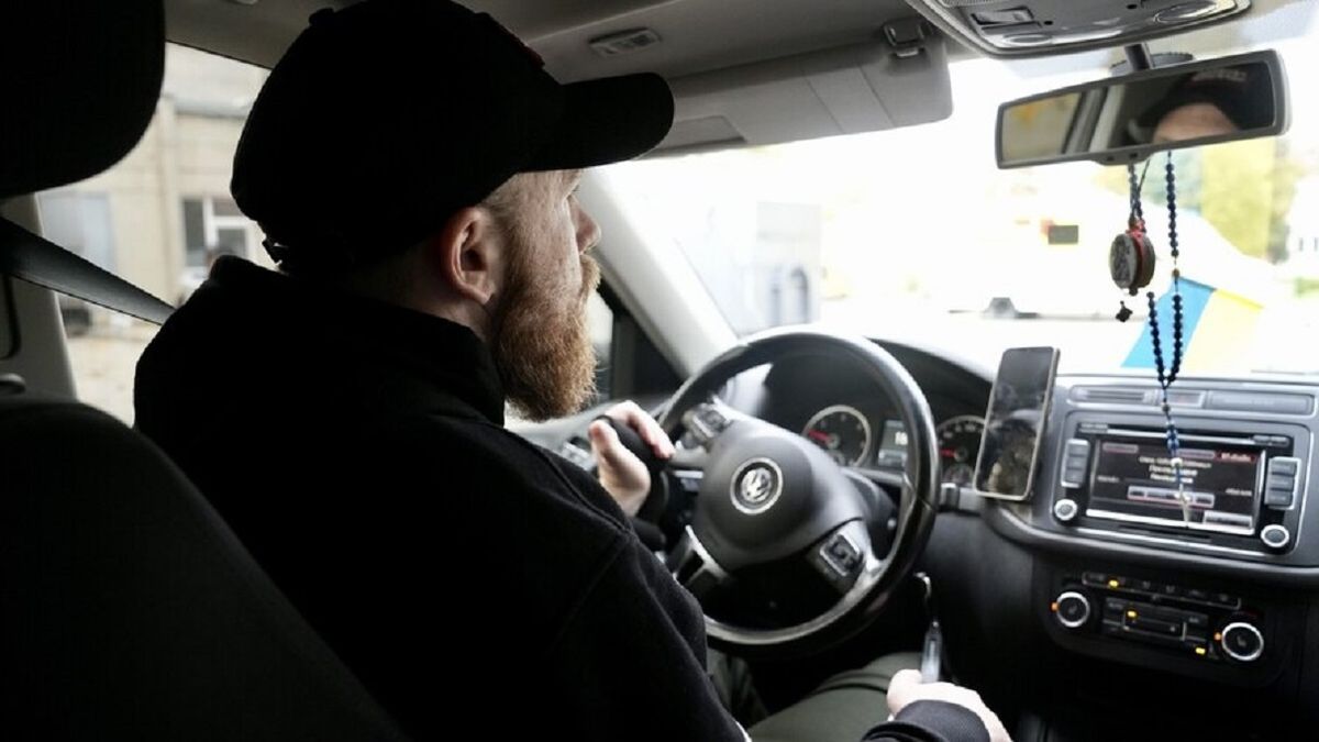 Львівський ветеран з інвалідністю вперше сів за кермо адаптивного авто