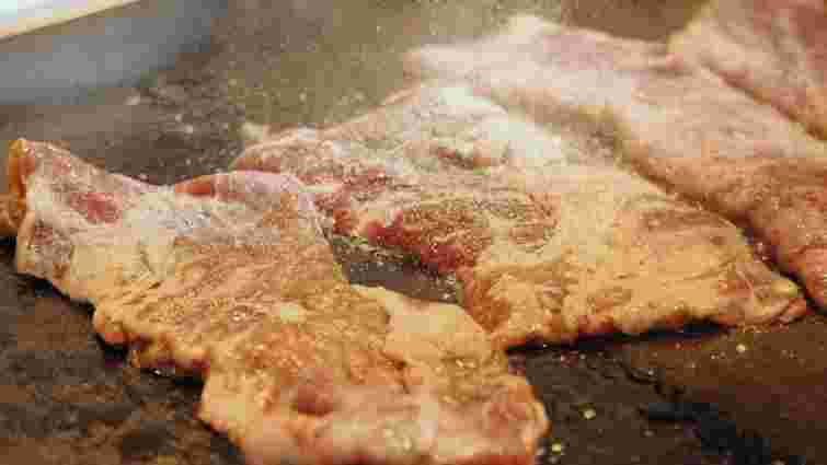 Соковиті і ніжні: 5 кроків, як приготувати ідеальні свинячі відбивні 