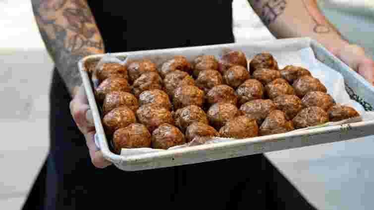 Більше ніколи не розвалюватимуться: що треба додати у фарш для фрикадельок 