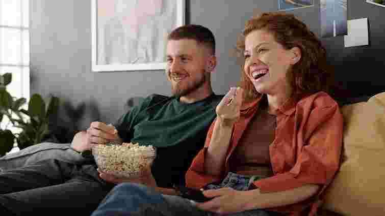 Три холостяки в одній орендованій квартирі: чим особливий серіал «Життя на трьох» від SWEET.TV