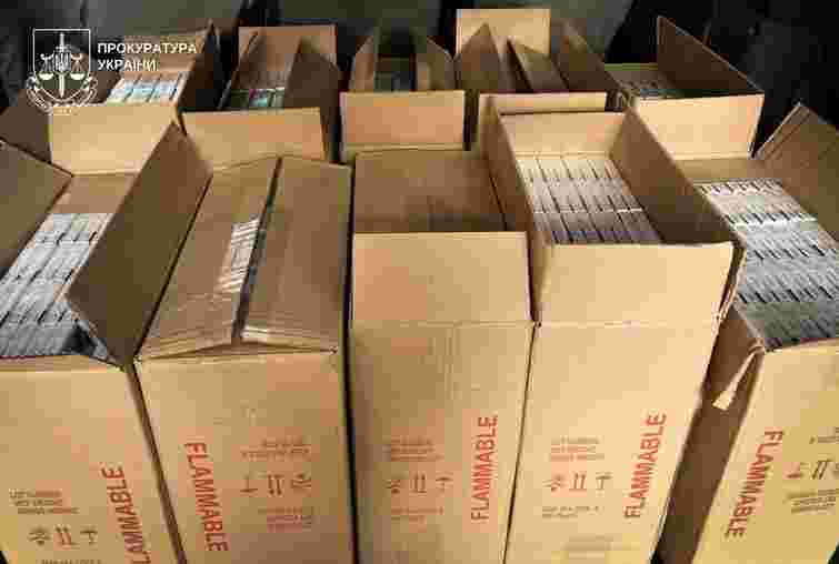 На Закарпатті викрили масштабне підпільне виробництво горілки та сигарет