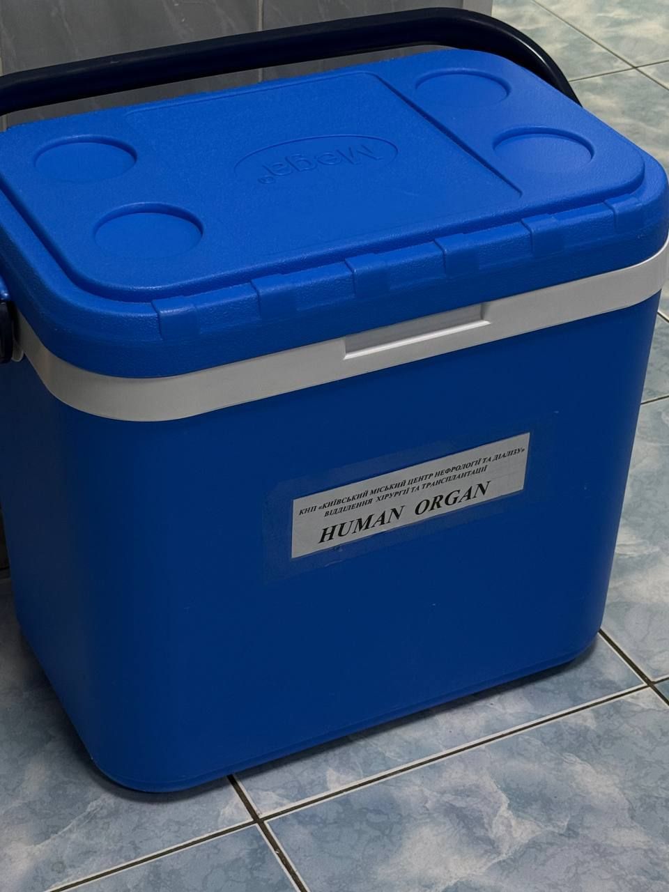 Команда рівненських лікарів провела забір двох нирок у посмертної донорки (фото лікарні)