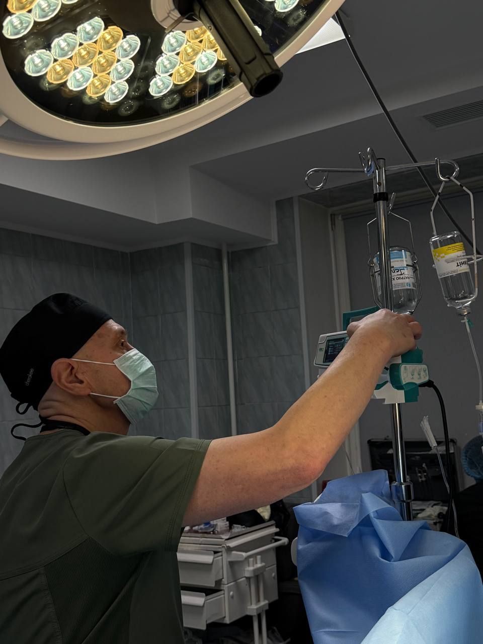 Команда рівненських лікарів провела забір двох нирок у посмертної донорки (фото лікарні)