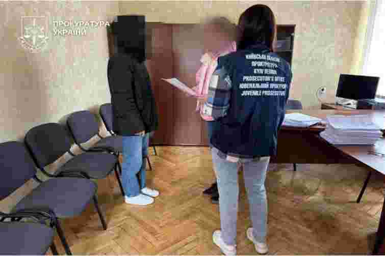 На Київщині судитимуть матір, яка допомагала співмешканцю ґвалтувати власну доньку