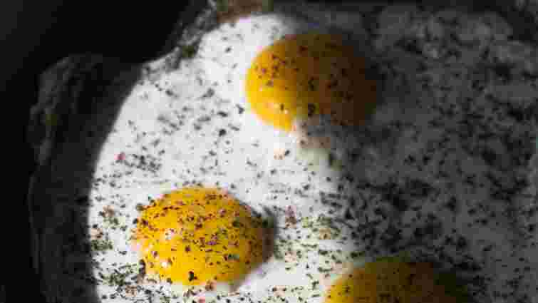 Ніякої олії чи масла: як приготувати ідеальну та смачну яєчню