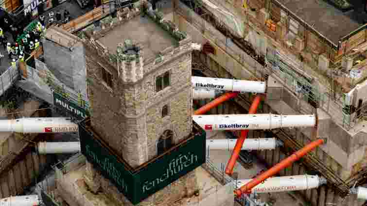 Вершина інженерної думки: у Лондоні 700-річну церкву підвісили над будмайданчиком 