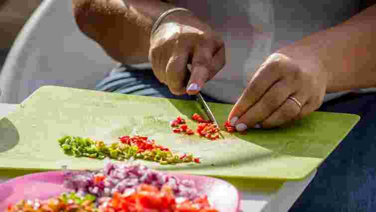 Є три бюджетні варіанти: як позбутися запаху на пластиковій обробній дошці