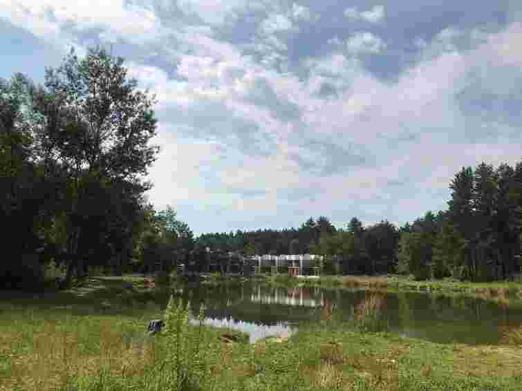 Прокуратура програла апеляцію щодо ділянки з озером і котеджами в Брюховичах