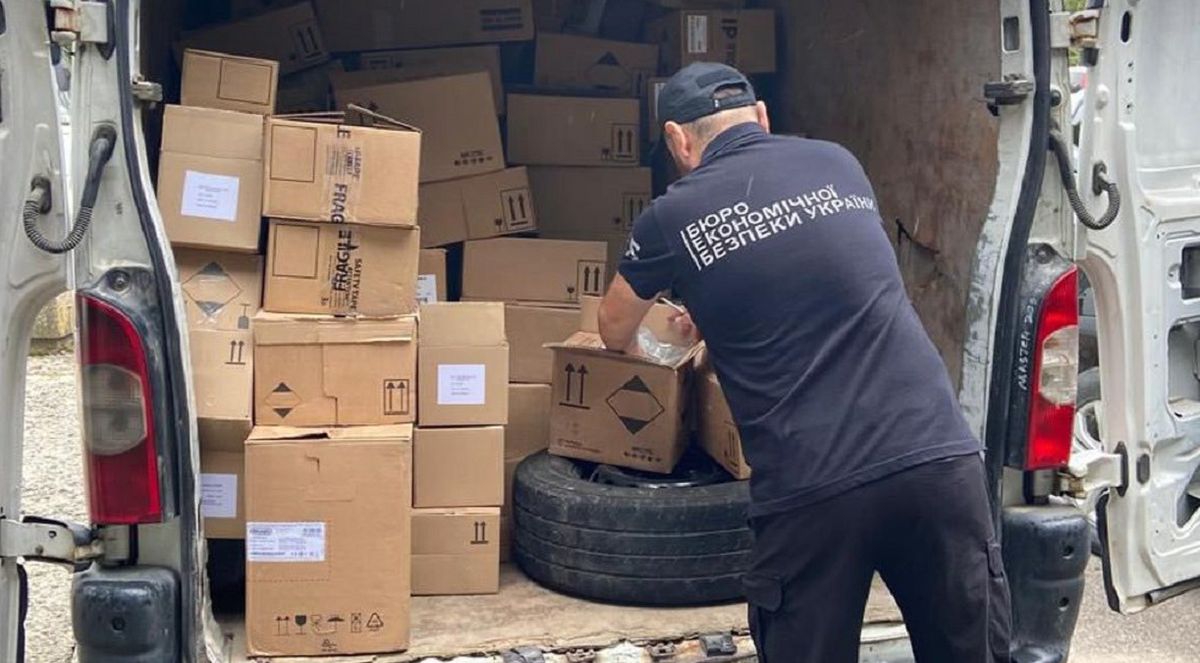 Мешканець Львівщини віз контрабандні телефони і парфуми на 17 млн грн в коробках з-під ковбаси