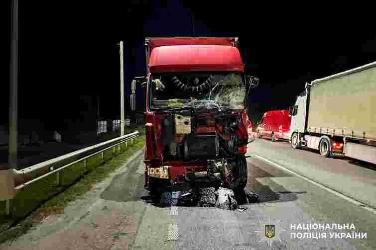 Водій мікроавтобуса загинув у лобовій ДТП з вантажівкою на Рівненщині 