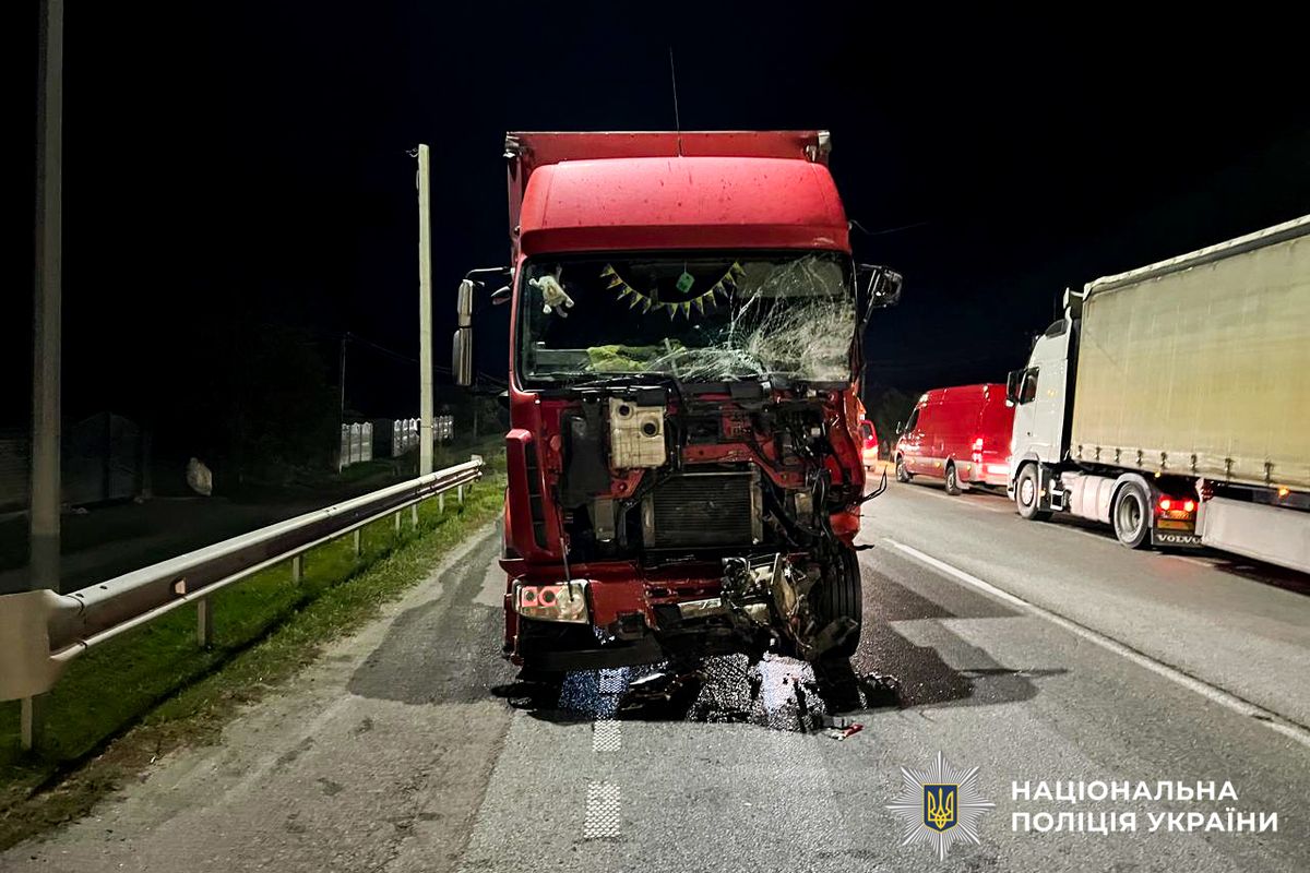 Водій мікроавтобуса загинув у лобовій ДТП з вантажівкою на Рівненщині 