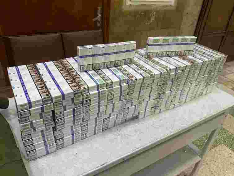 У вікно потягу Чоп – Захонь закинули 1 тис. пачок сигарет для контрабанди в Угорщину