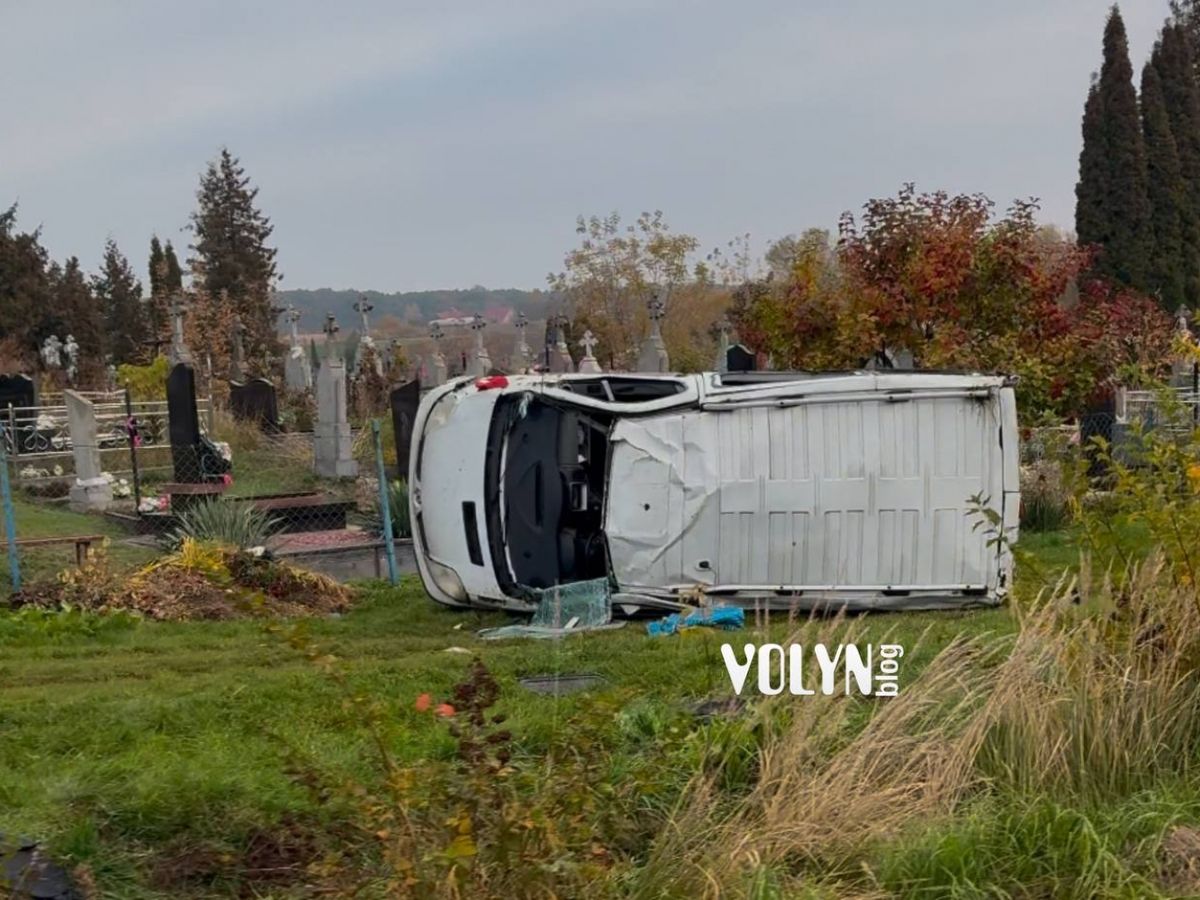 Біля Луцька бус ТЦК перекинувся у кювет, пʼятеро військових у лікарні