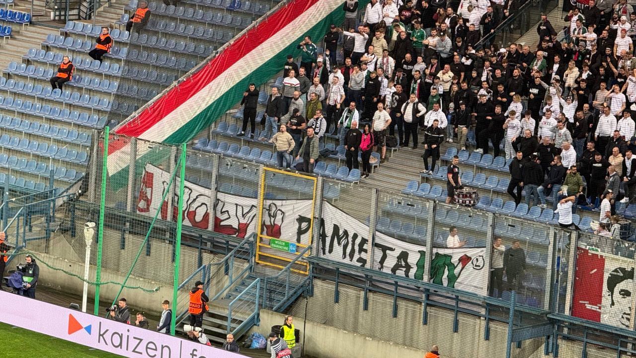 Банер «Памʼятаємо Волинь» вивісили одразу перед футбольним полем