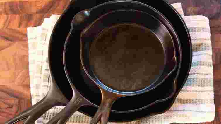 Несподіване застосування олії: як почистити чавунну сковорідку від іржі