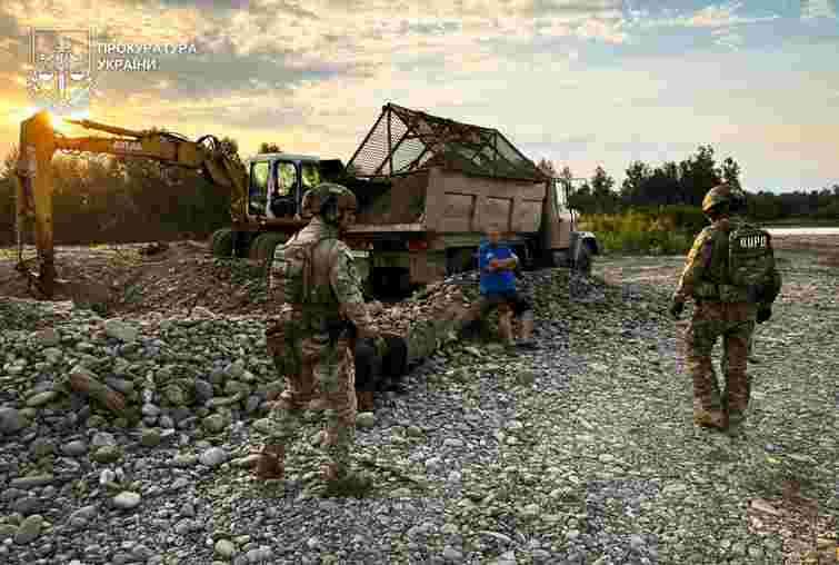 На Закарпатті депутат незаконно добував пісок і продавав громаді для ремонту доріг