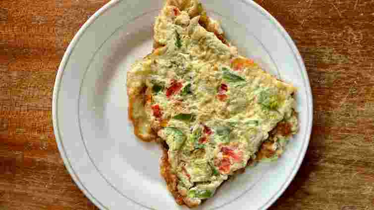 На початку чи в кінці: коли потрібно солити омлет для ідеального смаку