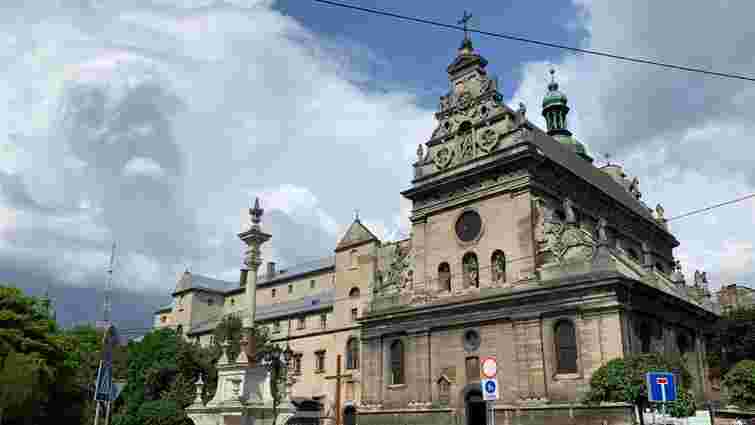 Скелети у дворі і серця на стінах: що виявили у колишньому монастирі бернардинів у Львові