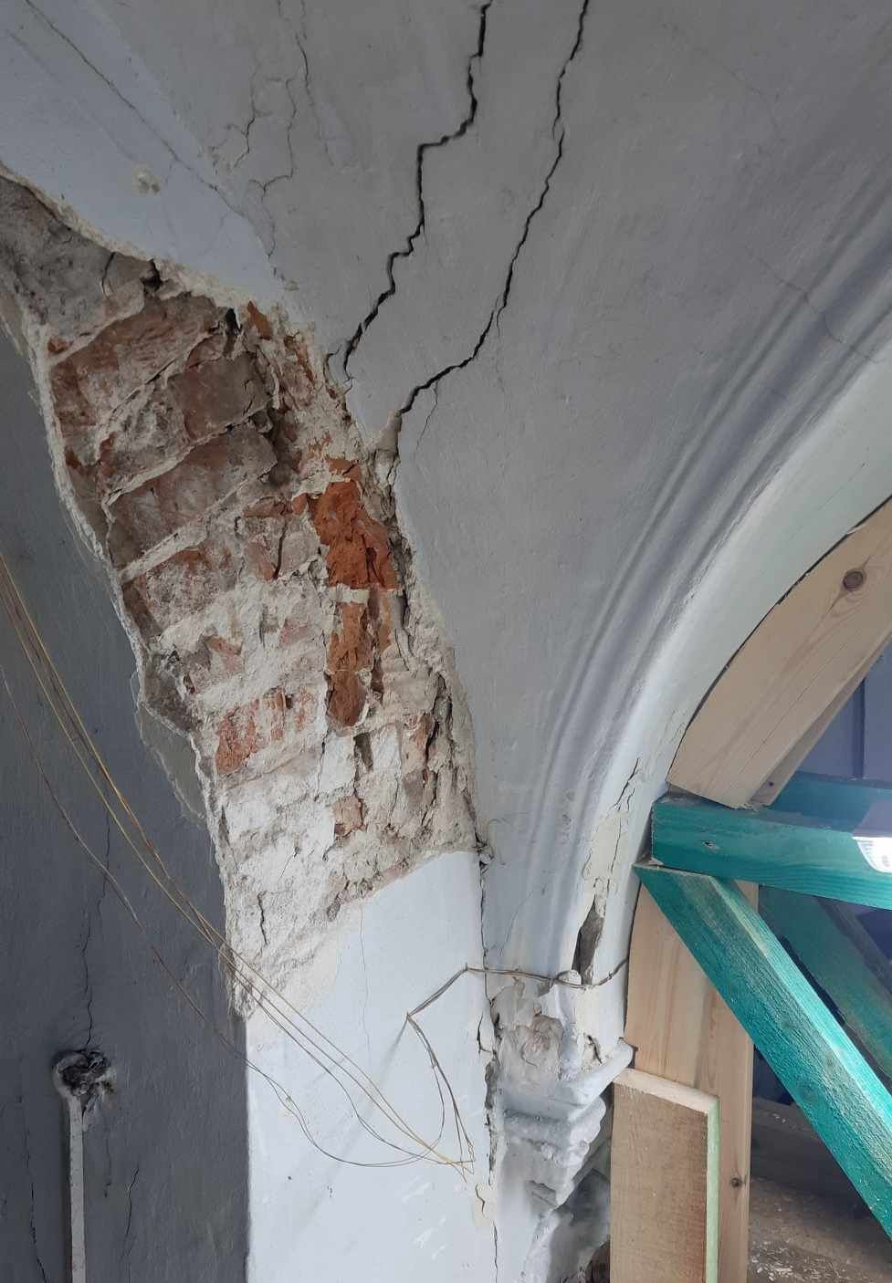 «Підпʼятник», що тримає склепіння трьох поверхів (фото ZAXID.NET)