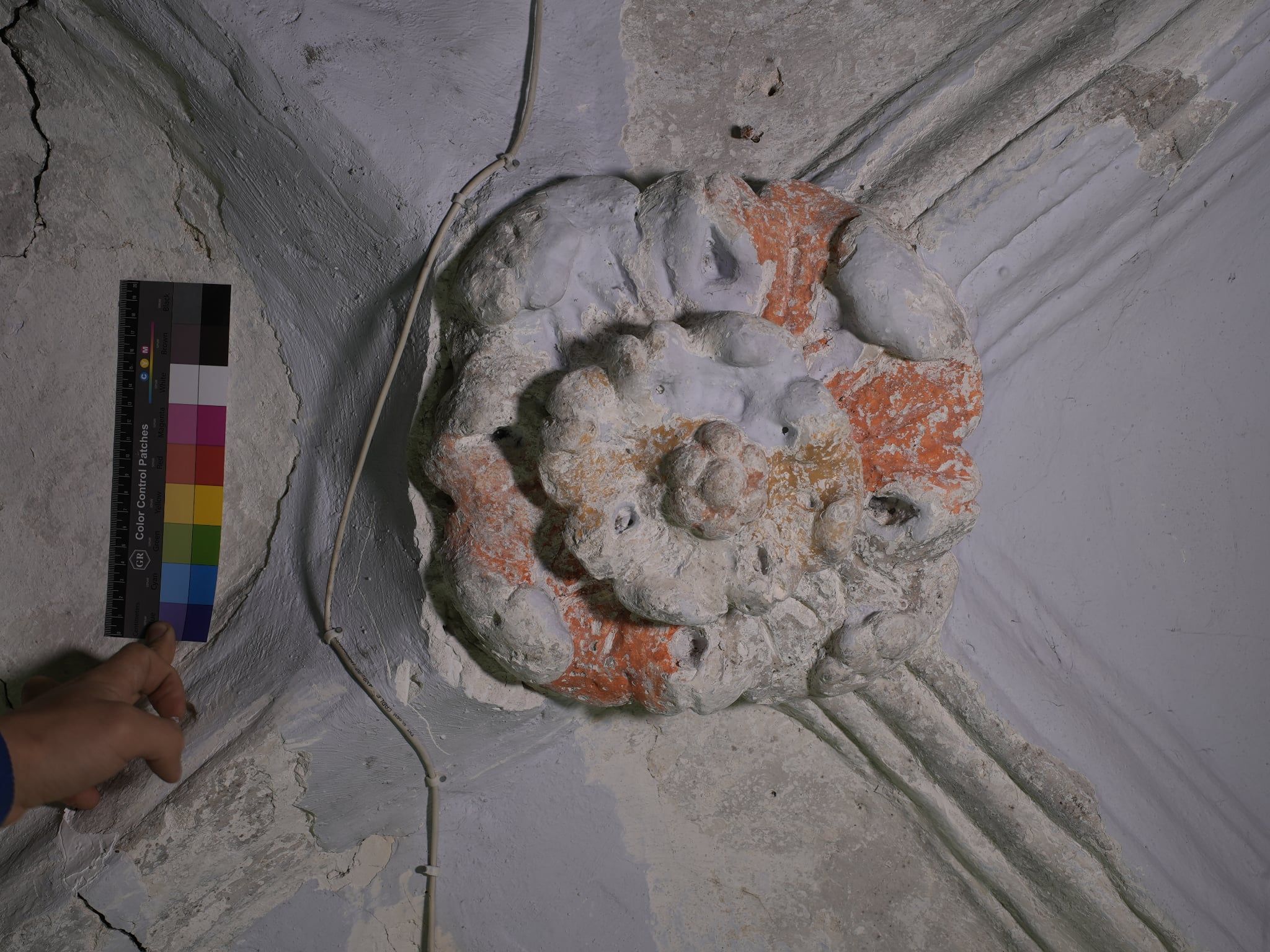 Поліхромія на камʼяних розетах на першому поверсі