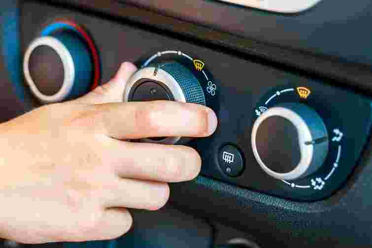 Без неї зараз взагалі ніяк: чому пічка в авто не гріє і як це виправити