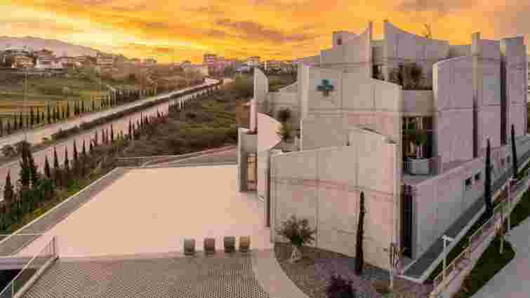 Позбутися страху вольєрів: в Албанії збудували незвичну ветеринарну клініку