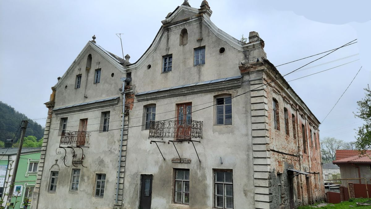 У Кременці відреставрують незвичний історичний будинок «Близнята»