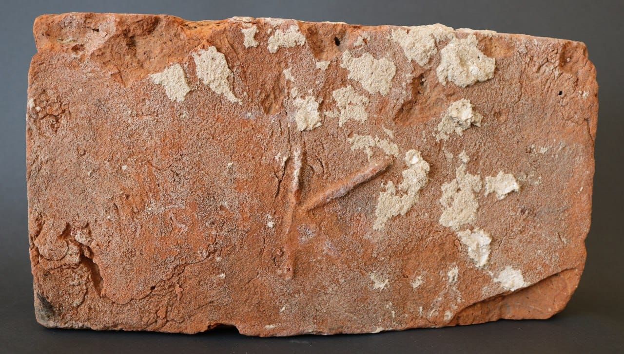 Цегла з літерою К