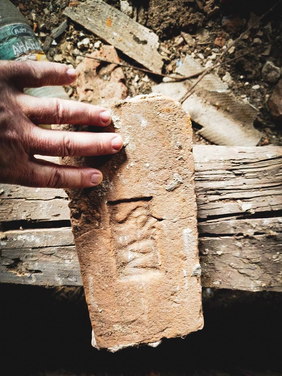 Літери «S W» у клеймі можуть вказувати на прізвище власника цегельні