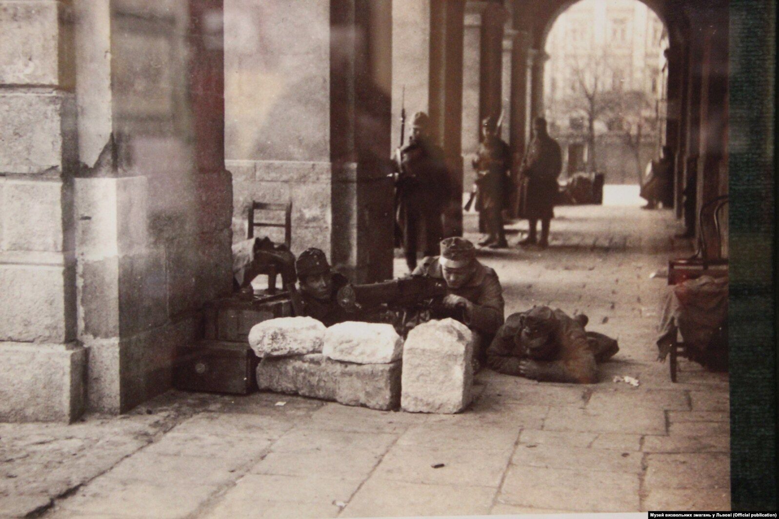 Українські військові тримають оборону біля входу до львівської ратуші у листопаді 1918 року