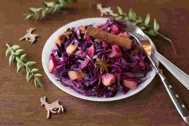 Тушкована червона капуста з яблуками. Рецепт дня
