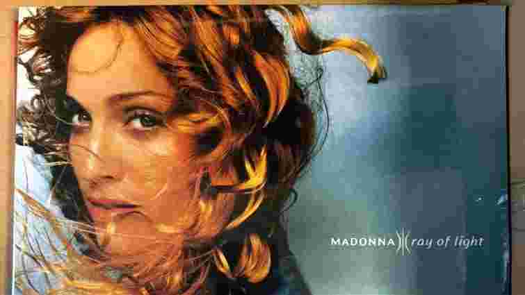 Закарпатські митники вилучили у водія автобуса колекцію вінілових платівок на 700 тис. грн