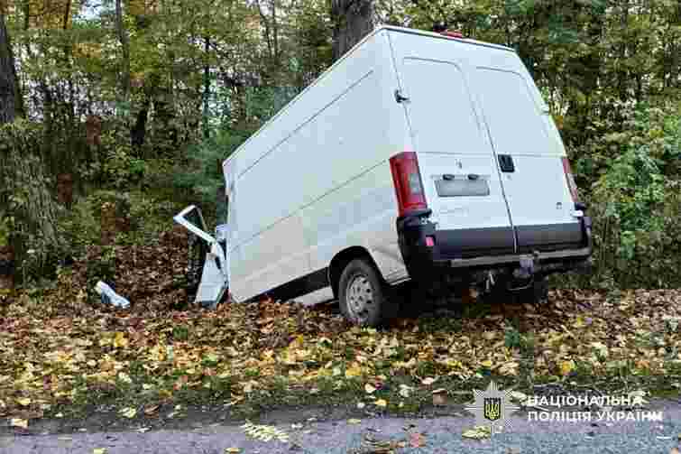 У ДТП на Хмельниччині загинув водій мікроавтобуса, якому стало зле за кермом 