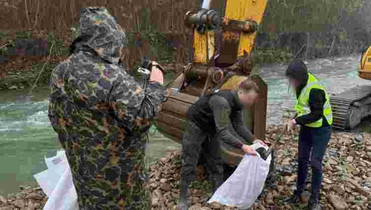 На Прикарпатті оголосили підозру буковинцю за незаконний видобуток копалин з річки Черемош