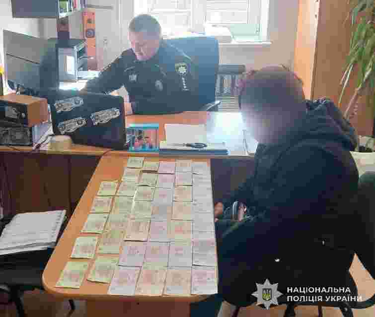 Поліція затримала мешканку Шептицького за викрадення скриньки для пожертв на ЗСУ