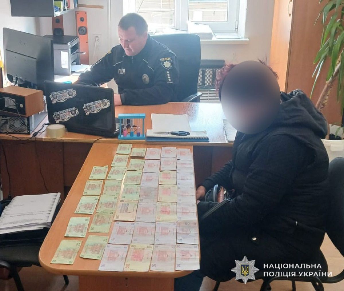 Поліція затримала мешканку Шептицького за викрадення скриньки для пожертв на ЗСУ