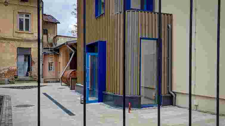 У Львові на 130-річному будинку встановили зовнішній ліфт