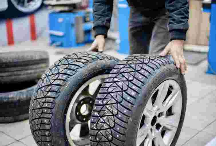 Економно та безпечно: як поміняти літні шини на зимові самостійно
