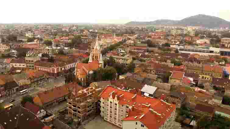 Правоохоронці вимагають зупинити незаконне будівництво у центрі Мукачева