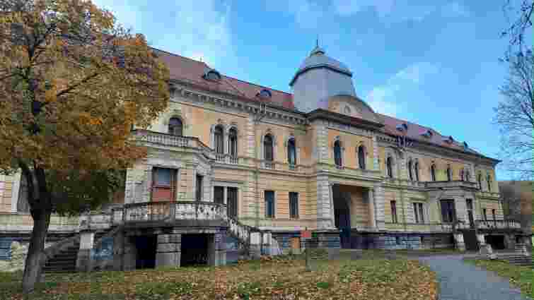 Австрійські жалюзі і розписи у підвалі: що збереглося у сколівському палаці Гредлів