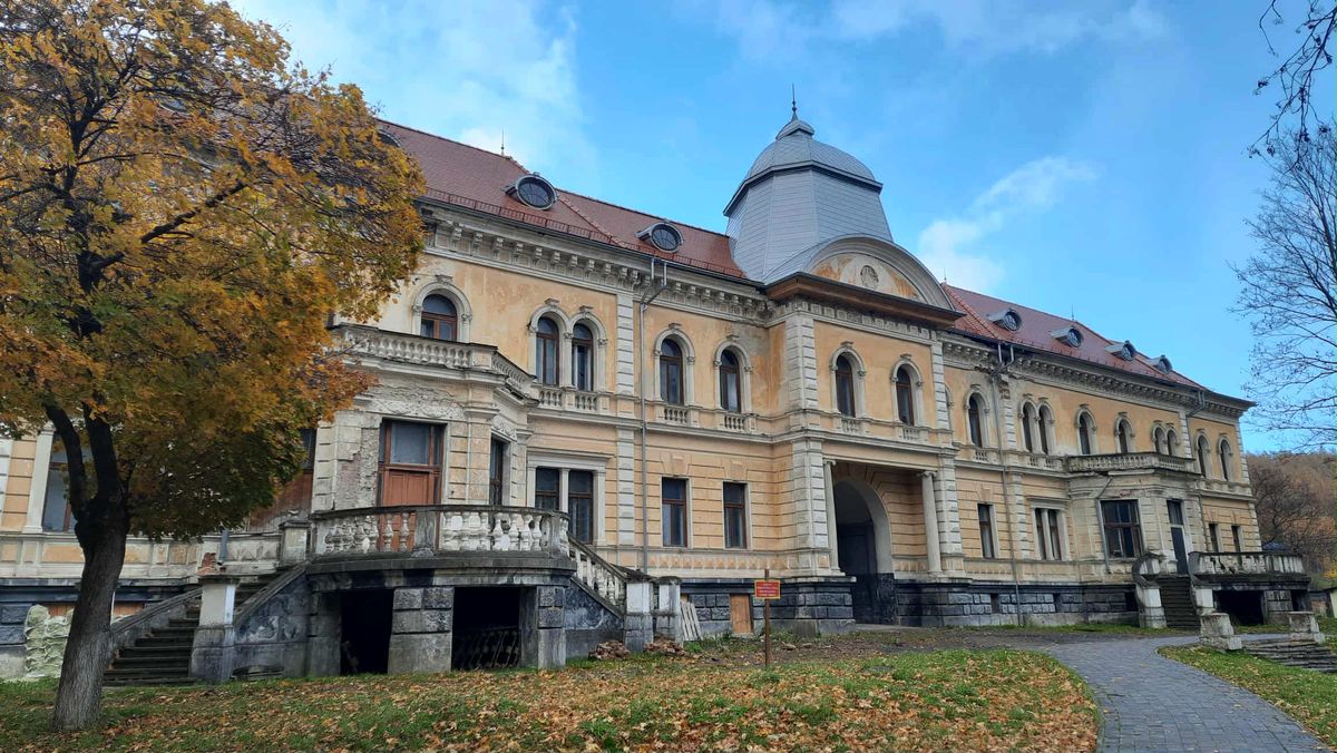 Австрійські жалюзі і розписи у підвалі: що збереглося у сколівському палаці Гредлів